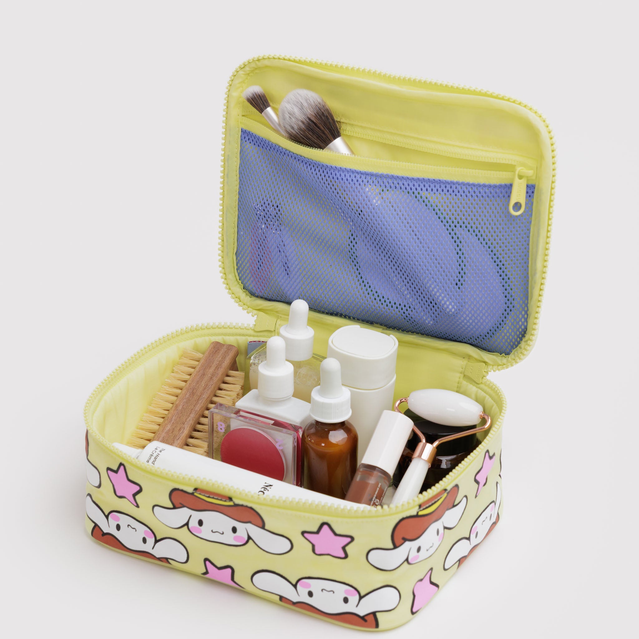 Small_Cosmetic_Case_Heavyweight_Cinnamoroll_Western_02.jpg