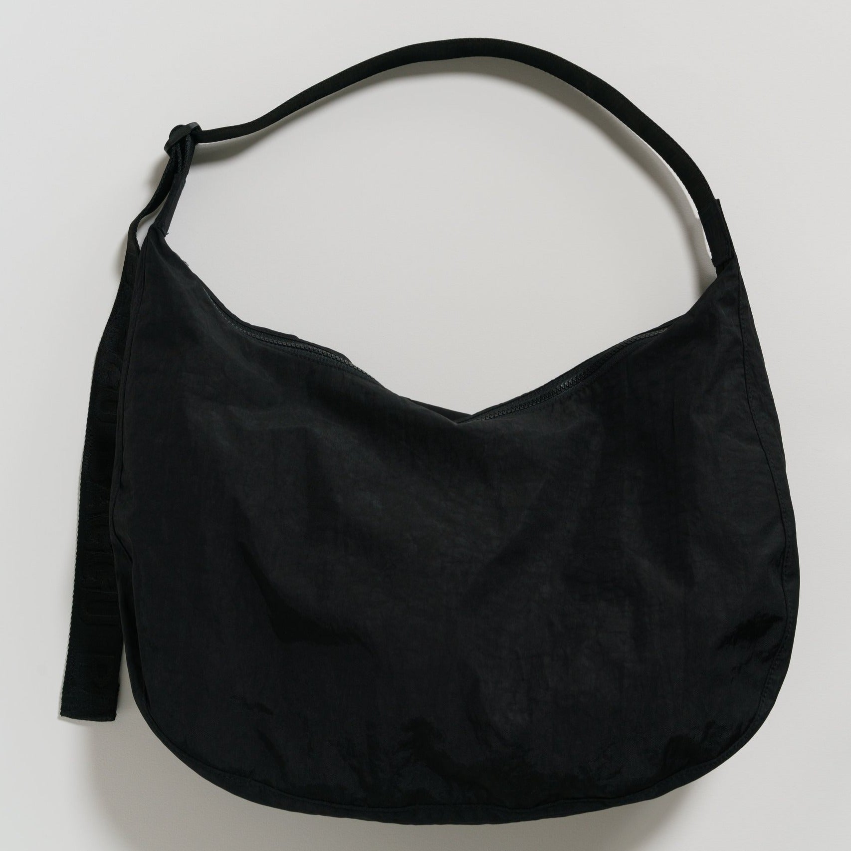 กระเป๋าผ้า Baggu Nylon Crescent Bag สี Black