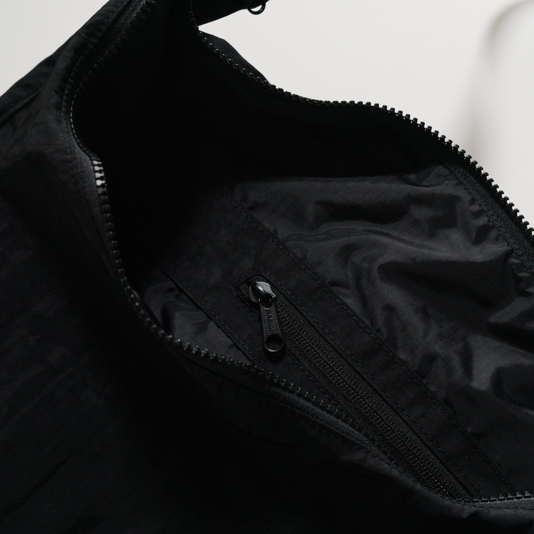 กระเป๋าผ้า Baggu Nylon Crescent Bag สี Black