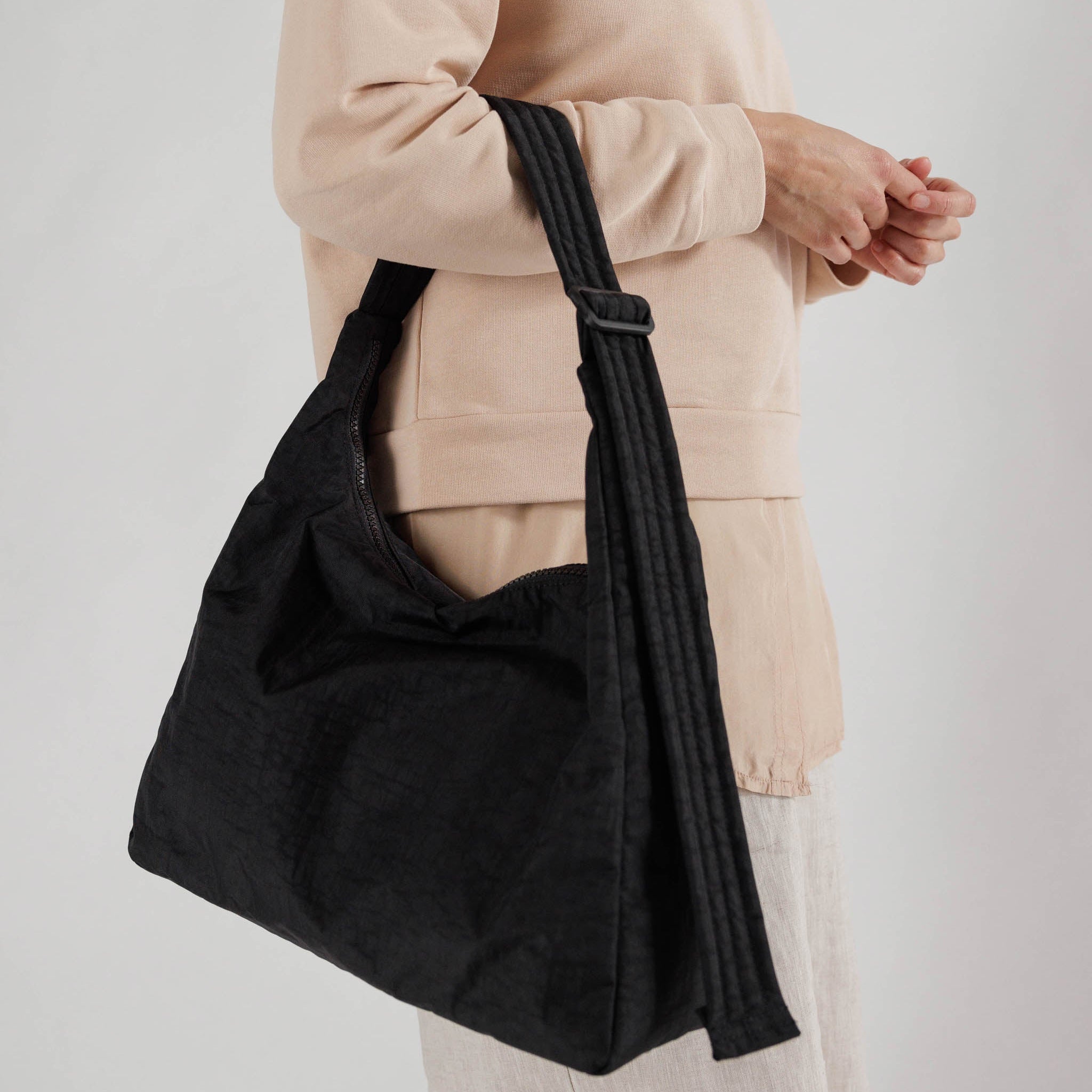 Nylon_Shoulder_Bag_Heavyweight_Black_03.jpg
