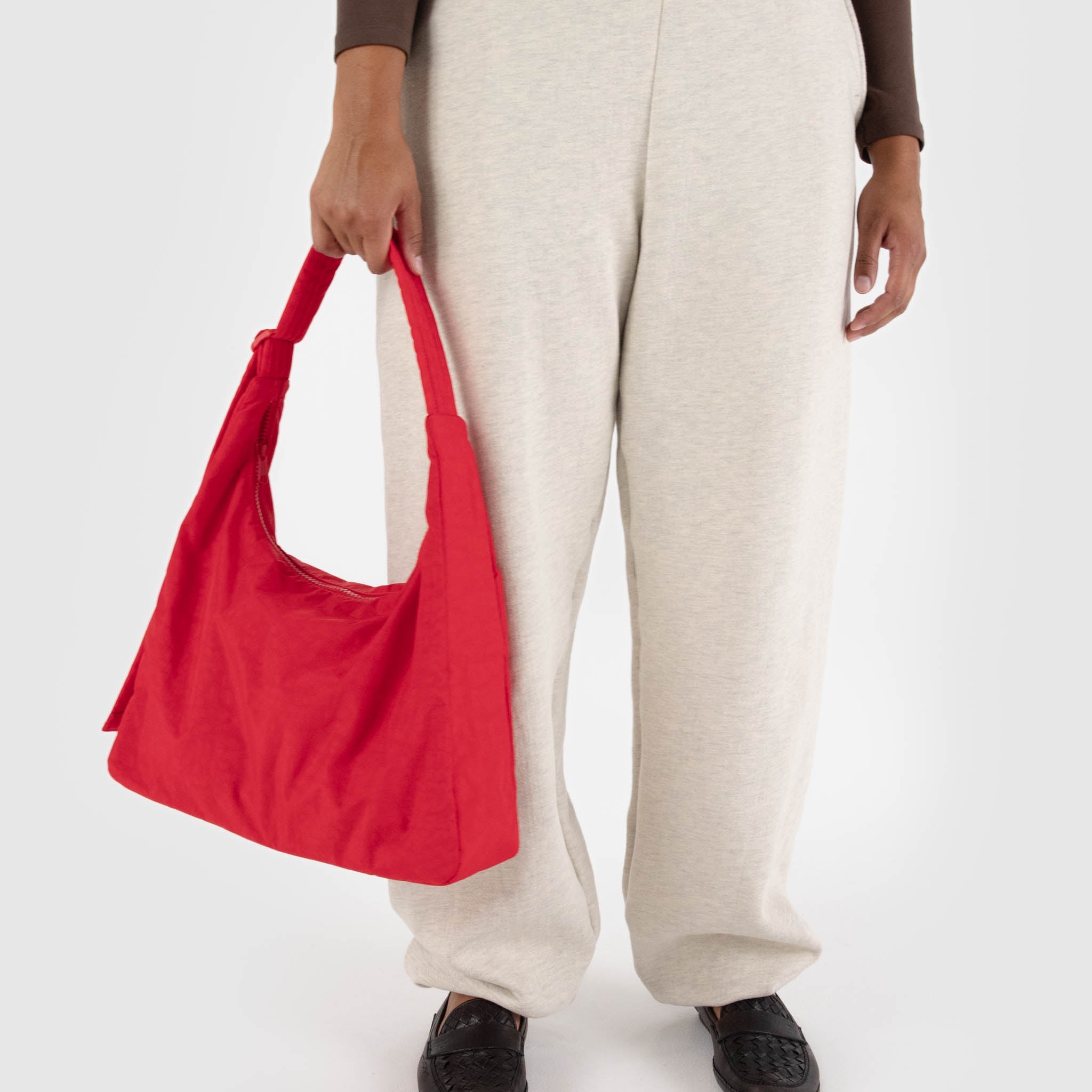 Nylon_Shoulder_Bag_Heavyweight_Candy_Apple_03_c5075edb-63ee-41a8-90f6-976dbda63ceb.jpg