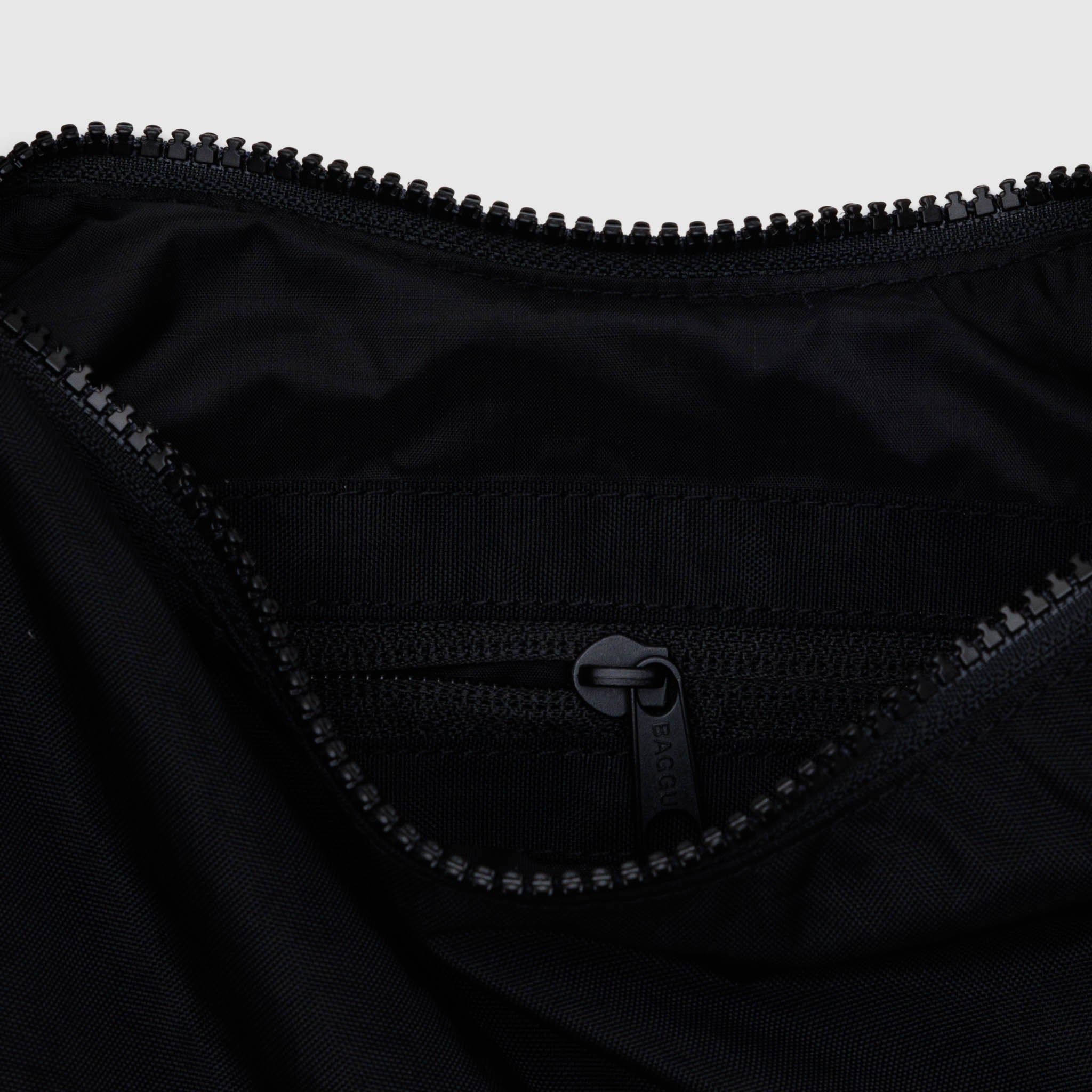 กระเป๋าผ้าไนลอน Small Crescent - สีดำ (สายยาว) 
