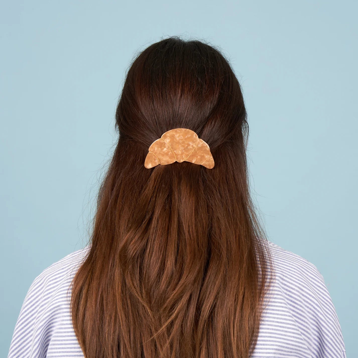 coucou-suzette-accessoire-accessory-cadeau-gift-tendance-mode-trendy-fashion-douce-france-french-frenchy-barrette-croissant-beige-porte.webp