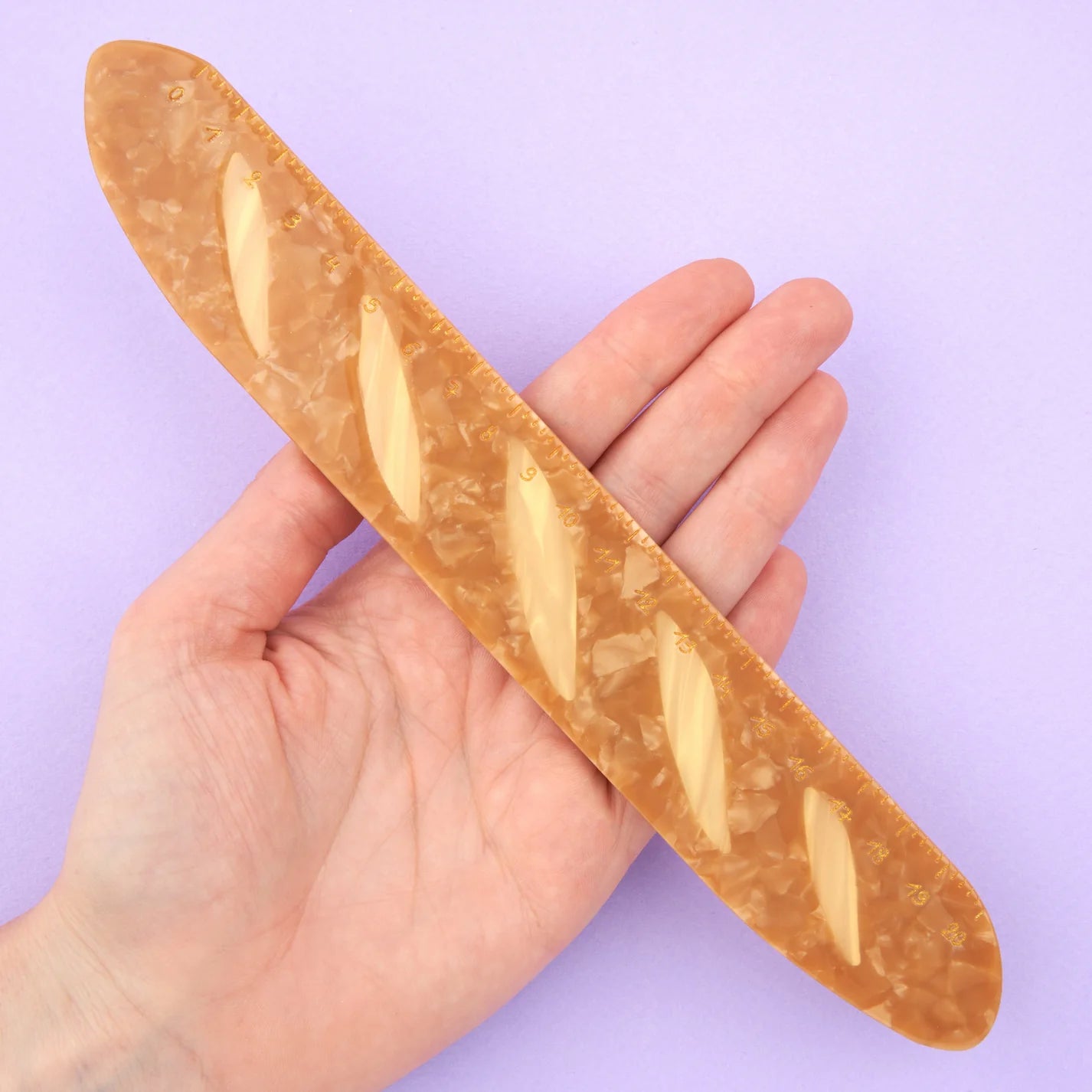 coucou-suzette-accessoire-accessory-cadeau-gift-tendance-mode-trendy-fashion-douce-france-french-frenchy-regle-ruler-baguette-bread-beige1.webp