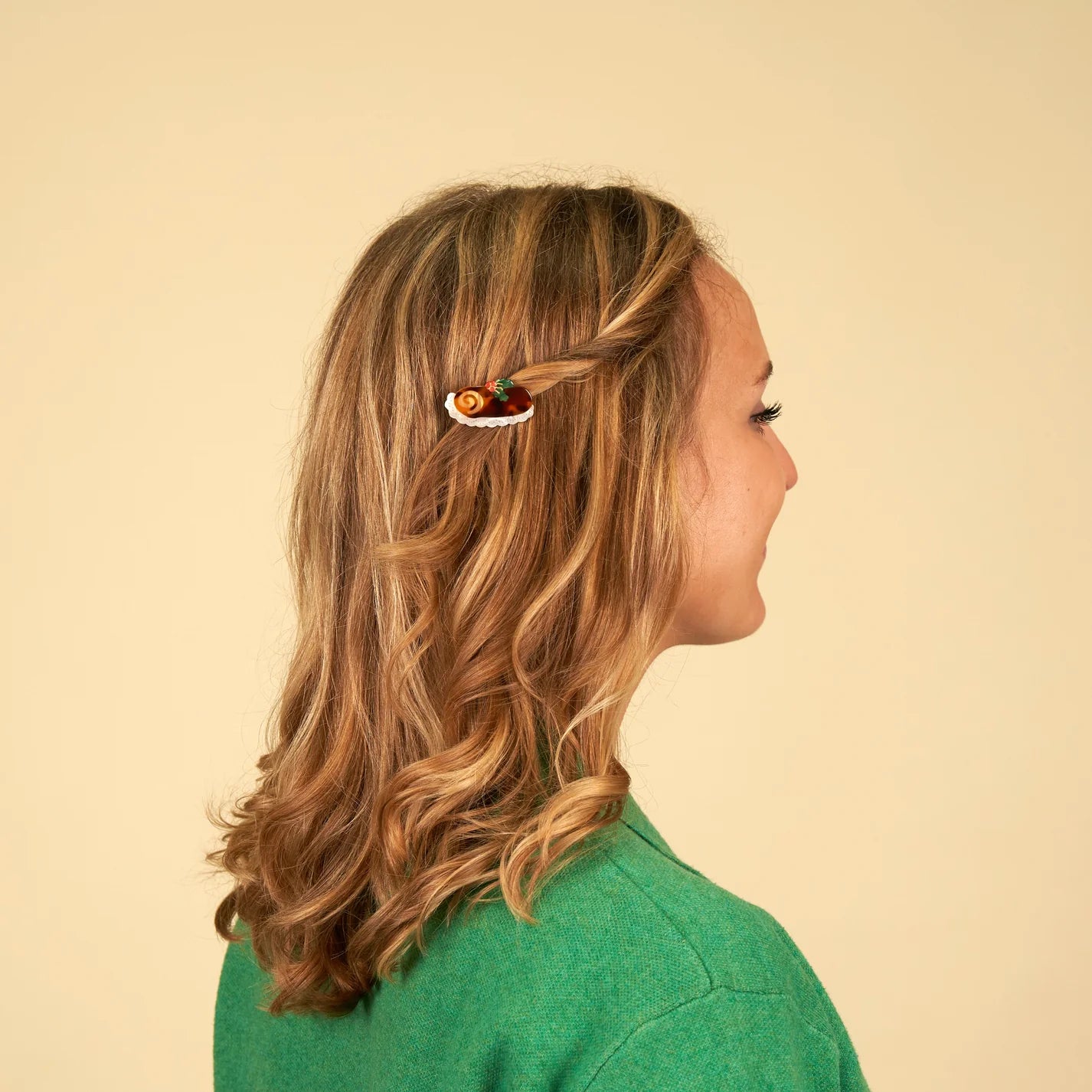 coucou-suzette-accessoire-accessory-cadeau-gift-tendance-mode-trendy-fashion-festin-festif-noel-christmas-holidays-barrette-cheveux-hair-clip-buche-pastry-yule-log-cake-brown-marron-p.webp