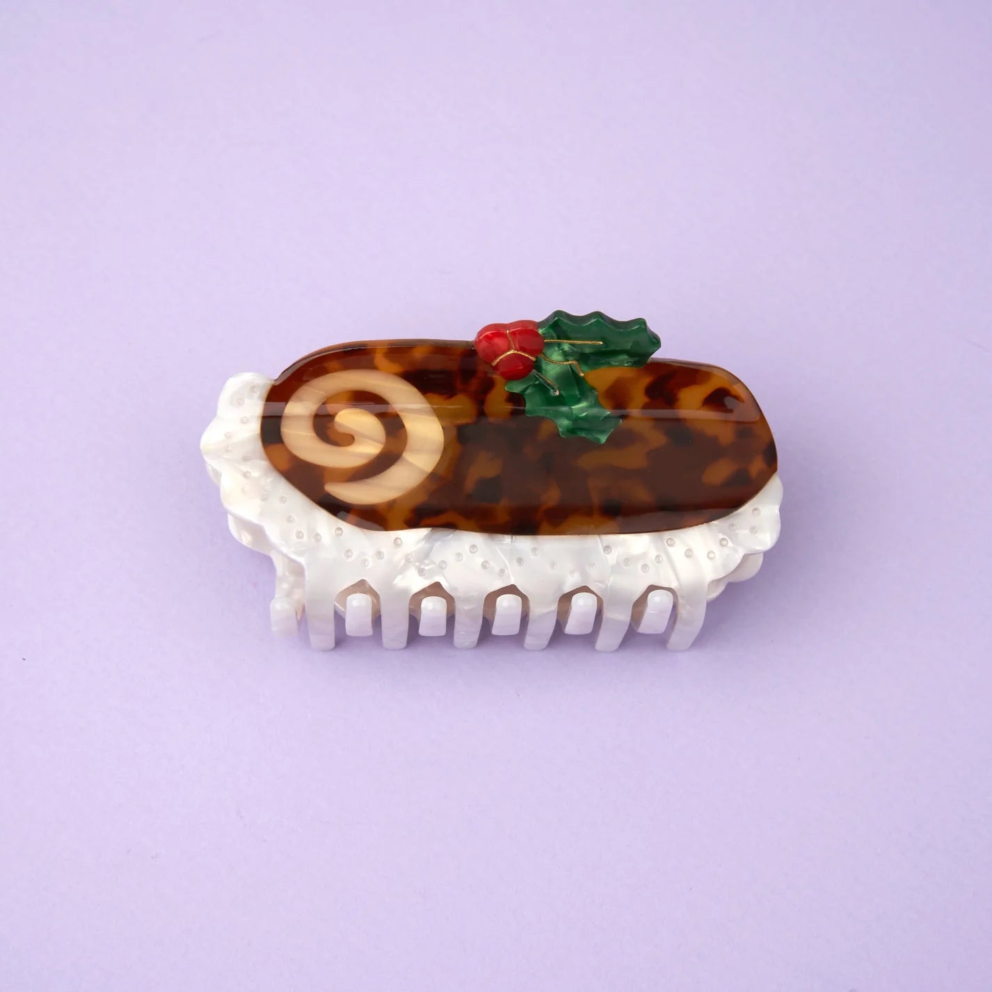 coucou-suzette-accessoire-accessory-cadeau-gift-tendance-mode-trendy-fashion-festin-festif-noel-christmas-holidays-pince-cheveux-hair-claw-buche-pastry-yule-log-cake-brown-marron.webp