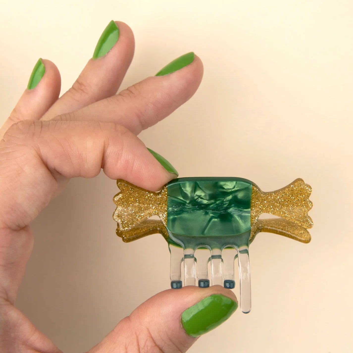 coucou-suzette-accessoire-accessory-cadeau-gift-tendance-mode-trendy-fashion-festin-festif-noel-christmas-holidays-pince-cheveux-mini-hair-claw-papillote-crackers-vert-green-gold-dore.webp