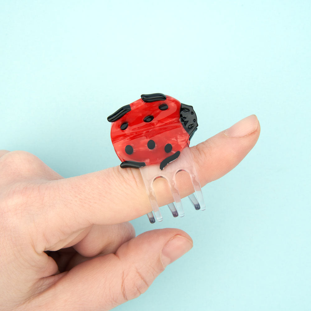 coucou-suzette-accessoire-accessory-cadeau-gift-tendance-mode-trendy-fashion-merveilleuses-bestioles-wonderful-bugs-printemps-spring-mini-pince-cheveux-mini-hairclaw-coccinelle-ladybu.jpg
