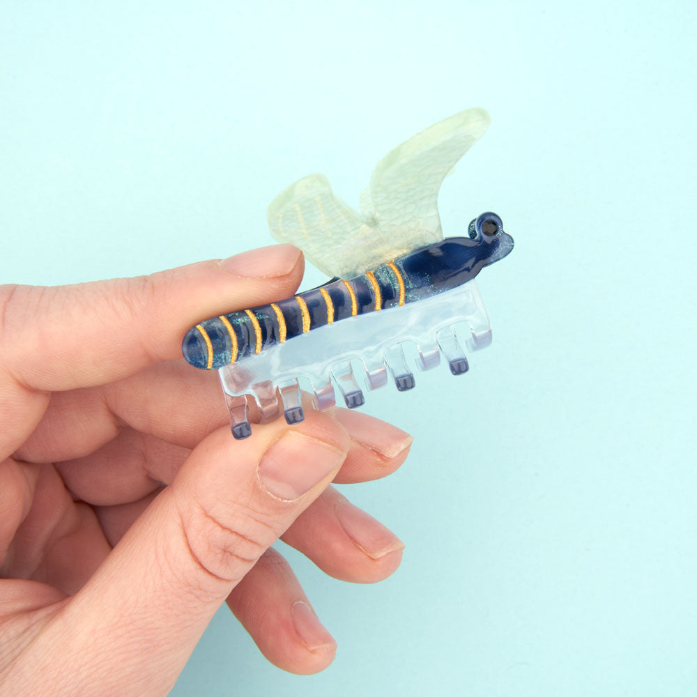 coucou-suzette-accessoire-accessory-cadeau-gift-tendance-mode-trendy-fashion-merveilleuses-bestioles-wonderful-bugs-printemps-spring-pince-cheveux-hairclaw-libellule-dragonfly-blue-bl_731aa21e-04e6-464a-bb3a-11a13e5a8ad6.jpg