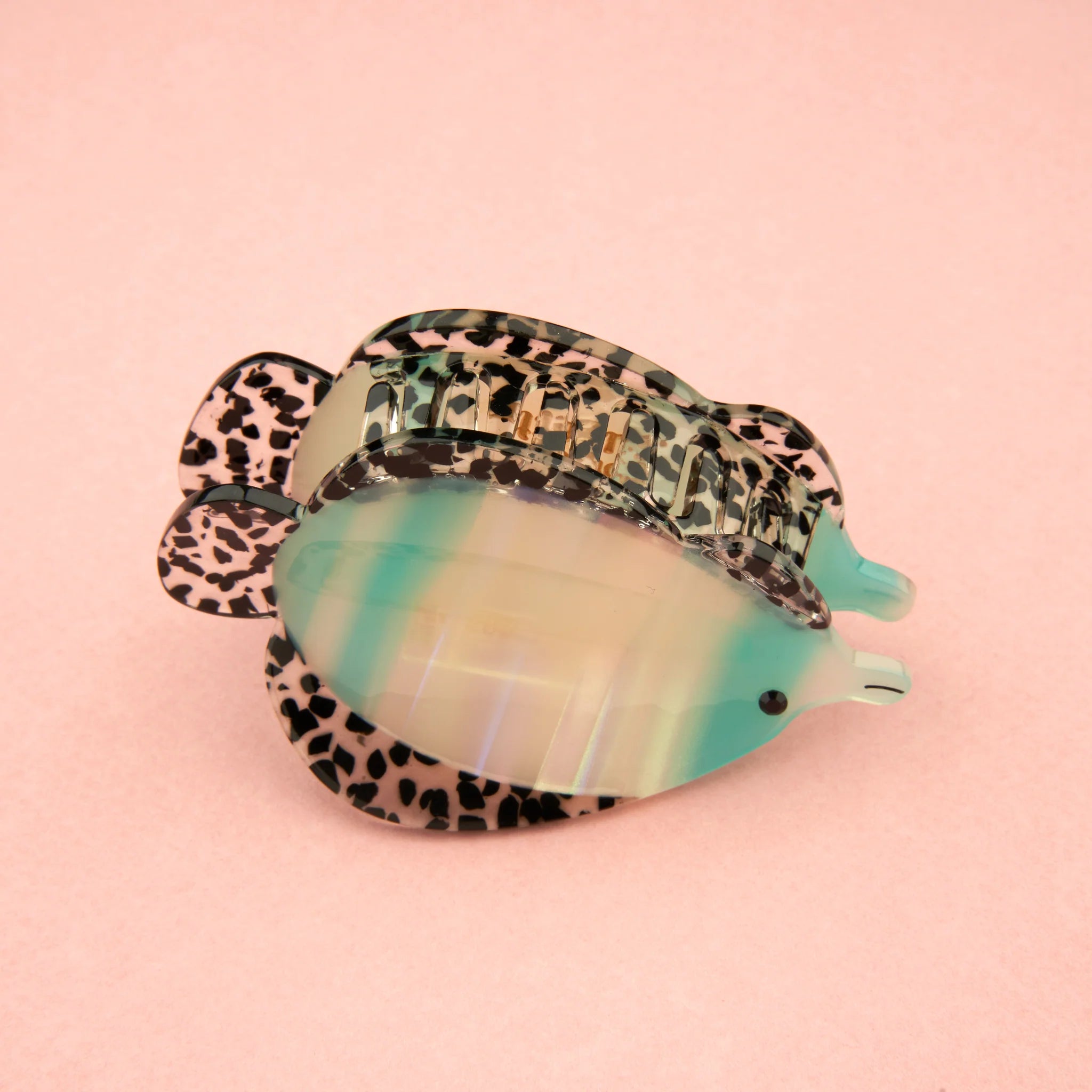 coucou-suzette-accessoire-accessory-cadeau-gift-tendance-mode-trendy-fashion-nouvelle-vague-coquillages-crustaces-splash-pince-cheveux-hair-claw-clip-poisson-tropical-fish-bleu-blue-H_8fb6e101-e35c-44fe-b6b2-95eb5bf9d27f.webp
