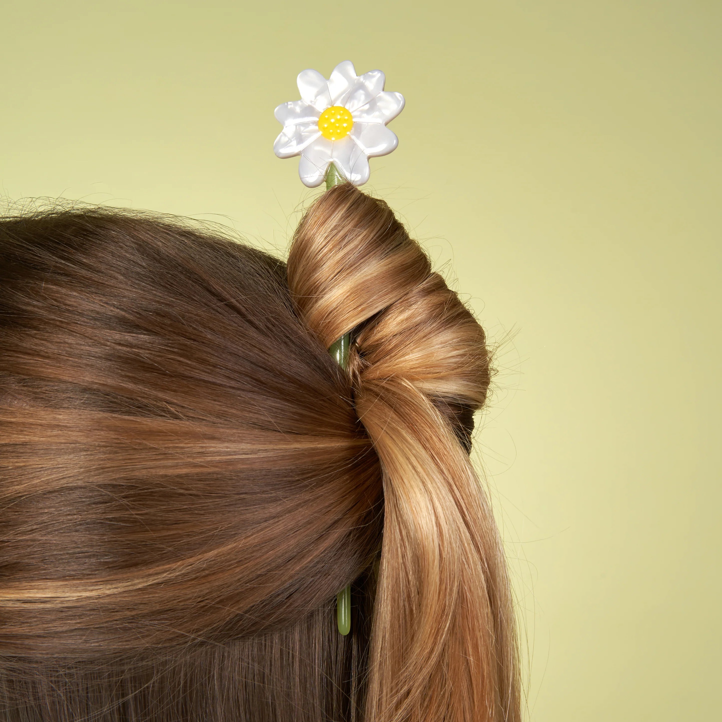coucou-suzette-accessoire-accessory-cadeau-gift-tendance-trendy-fashion-garden-party-cheveux-hair-stick-pic-flower-fleur-paquerette-daisy-porte_7400e655-2c39-43ed-aff8-92063e9c2af2.webp